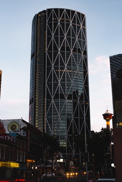 夜间黑白混凝土建筑